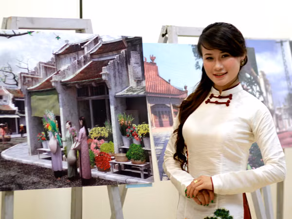 Bóng thiếu nữ bên một Hà Nội trong mơ
