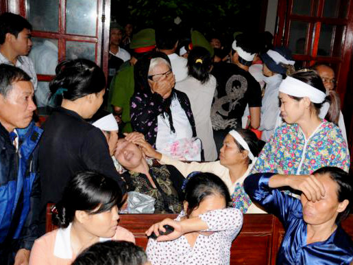 Người nhà nạn nhân khóc lóc, gào thét khi vừa tới phiên tòa khi nhắc tới cái chết của con, cháu mình