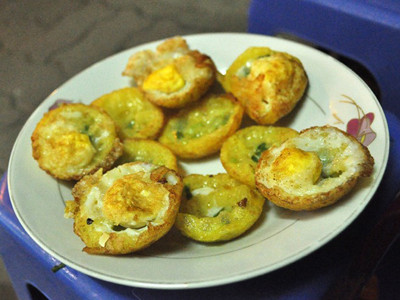 Bánh căn, chè chuối nướng ngon lạ ở vỉa hè Nguyễn Như Đổ