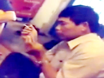 Ông Thắng vừa cầm thuốc lá vừa "nghiên cứu" nước bài. Ảnh cắt từ clip