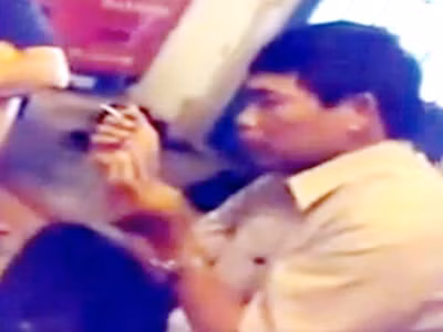 Ông Thắng vừa cầm thuốc lá vừa "nghiên cứu" nước bài. Ảnh cắt từ clip