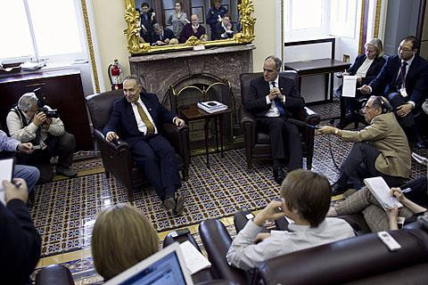 Các thượng nghị sĩ Mỹ trả lời phỏng vấn báo giới sau khi Thượng viện biểu quyết cấp ngân khoản cho hoạt động của chính phủ