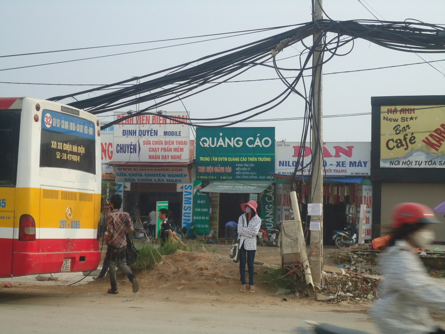 Quốc lộ 32: Cột điện lơ lửng trên đầu người dân