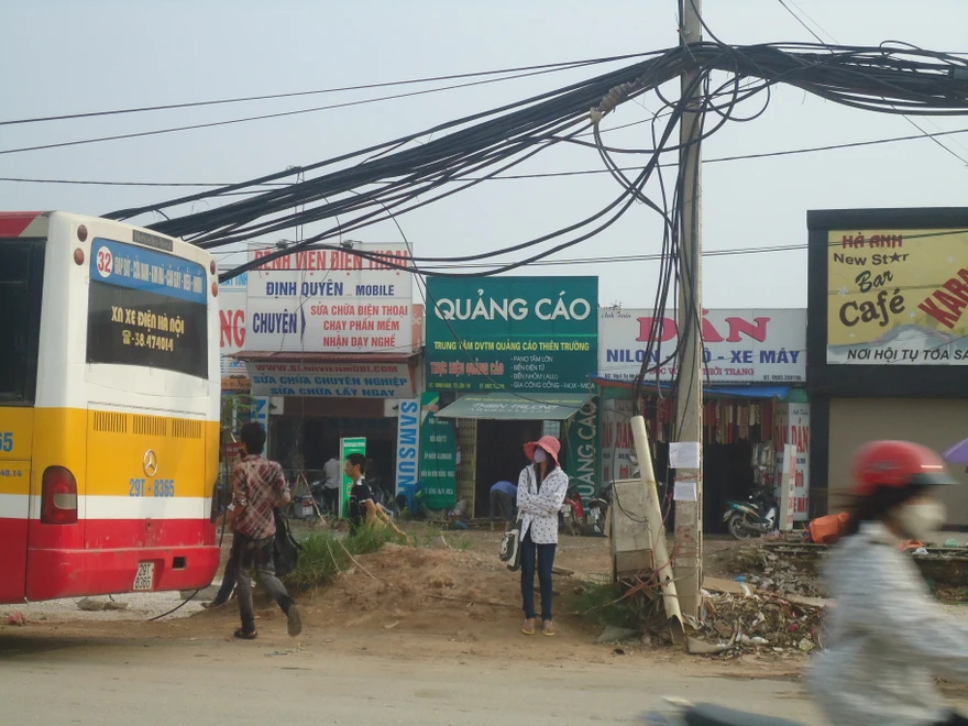 Quốc lộ 32: Cột điện lơ lửng trên đầu người dân
