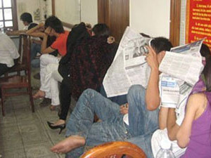 Theo chân cảnh sát bắt nhóm kiều nữ phê thuốc lắc