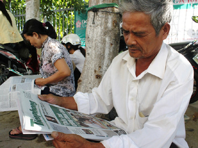 Báo Tiền Phong với gợi ý đáp án đến tay đông đảo phụ huynh, thí sinh tại các điểm thi Đà Nẵng. Ảnh: Nguyễn Huy