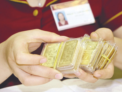Giá vàng trong nước cao hơn thế giới gần 4 triệu đồng/lượng