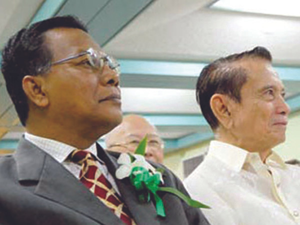 Đại sứ Campuchia tại Philippines Hos Sereythonh (trái) Ảnh: CenPEG.org