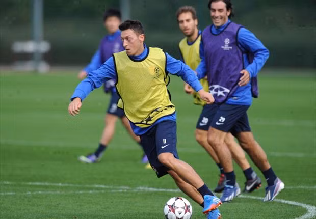 HLV Wenger nóng ruột ngóng Mesut Ozil