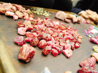 Trở lại thủ phủ đá đỏ Qùi Châu: Máu và nước mắt (1)