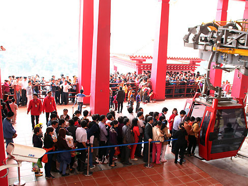 Lễ hội Tây Thiên: Chật kín người từ lúc chưa khai hội