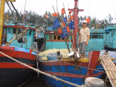 Ngư dân đang tự mò giữa biển