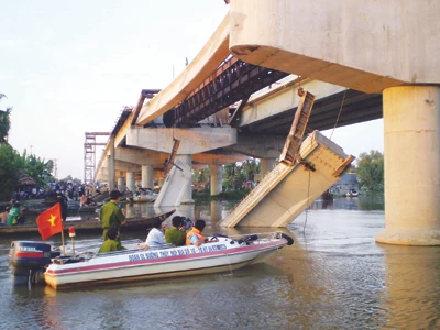 Sự cố sập nhịp dẫn cầu Chợ Đệm xảy ra ngày 10-3-2009