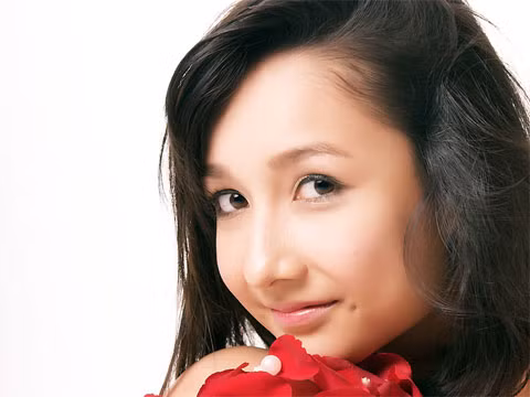 Anna Trương chính thức bước chân vào showbiz