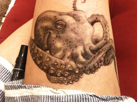 Tranh vẽ…trên đùi thiếu nữ 9X