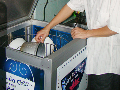 Nông dân làm máy rửa bát