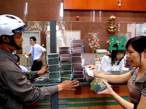 Ngân hàng mua chéo, đảo nợ?