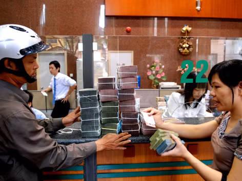 Ngân hàng mua chéo, đảo nợ?