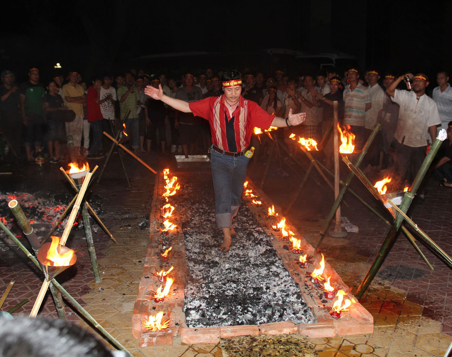 Chàng trai đi chân trần trên than hồng 500 độ C