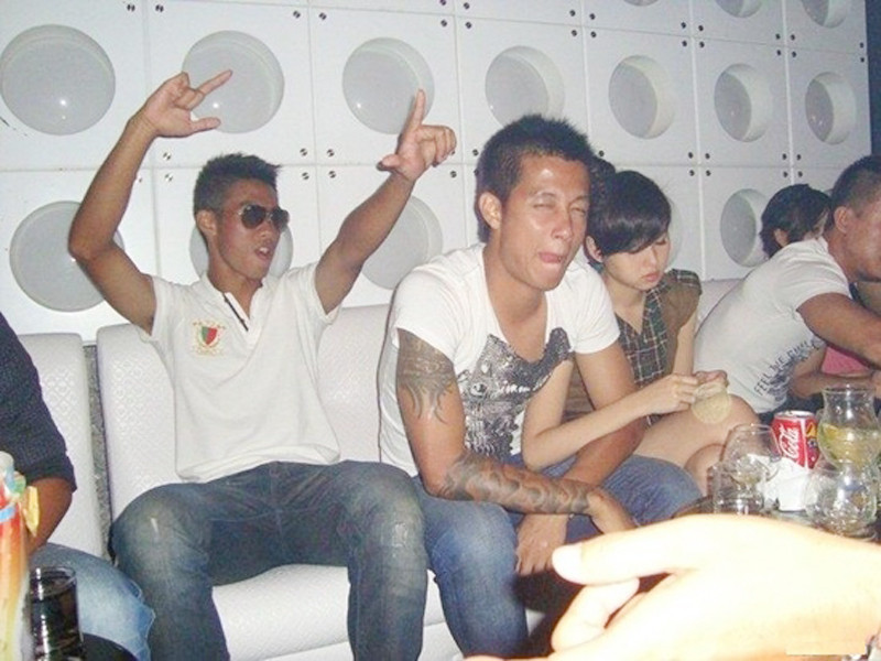 Sỹ Mạnh (giữa) là công tử chính hiệu đi đá bóng