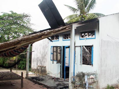 Sát thủ cứa cổ tự sát tại trụ sở công an