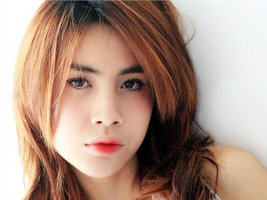 Nam sinh khỏa thân, rạch tay vì 'cuồng' Thủy Tiên