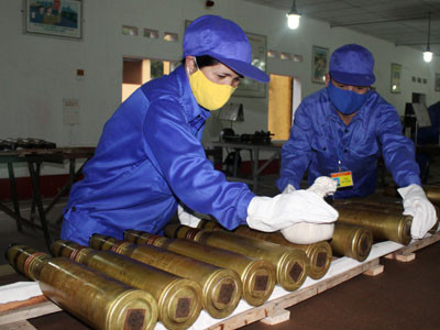 Lính kho 'làm bạn' với…đạn an toàn