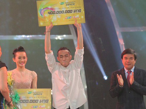 'Hotboy khu ổ chuột': Dùng tiền thưởng chữa bệnh cho bố