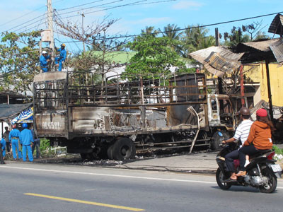 Kho hải sản cháy rụi vào sáng sớm