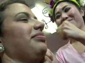 Thi nhau tát để làm đẹp