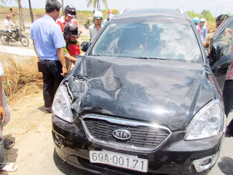 Cảnh sát truy đuổi xe 'điên' suốt 50 km