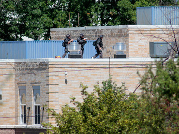 Kinh hoàng xả súng ở đền thờ, bảy người thiệt mạng