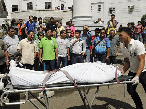 Thi thể nạn nhân vụ xả súng được mang ra khỏi một tòa án ở Cebu, Phillippines