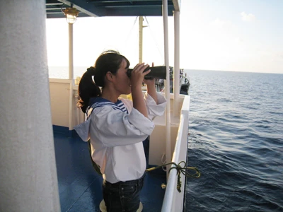 PV Minh Ngọc trong trang phục Hải quân ở Trường Sa tháng 4-2011 .