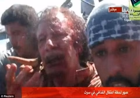 Hoãn chôn cất bí mật ông Gaddafi