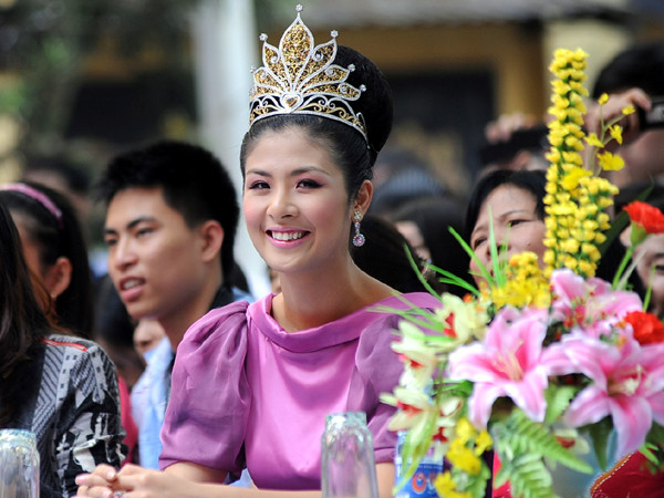 Hoa hậu Ngọc Hân bồi hồi thăm trường cũ