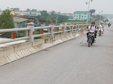 Viết số điện thoại quảng cáo suốt bảy km