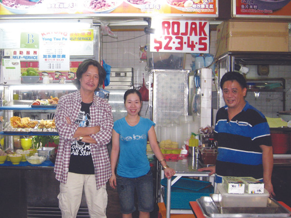Tác giả (bìa trái) cùng vợ chồng cô Mơ - chủ quán mì
