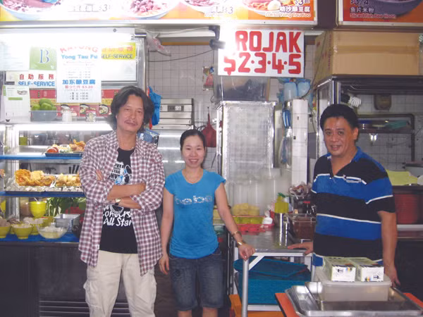 Tác giả (bìa trái) cùng vợ chồng cô Mơ - chủ quán mì