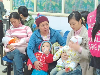 Chuyển mùa, nhiều trẻ nhập viện