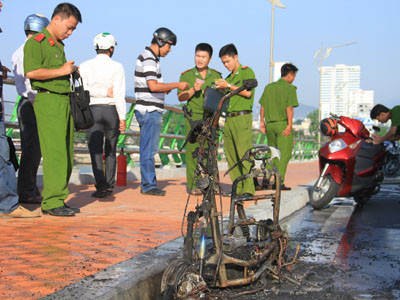 Xe điện cháy trơ khung sắt trên cầu Rồng