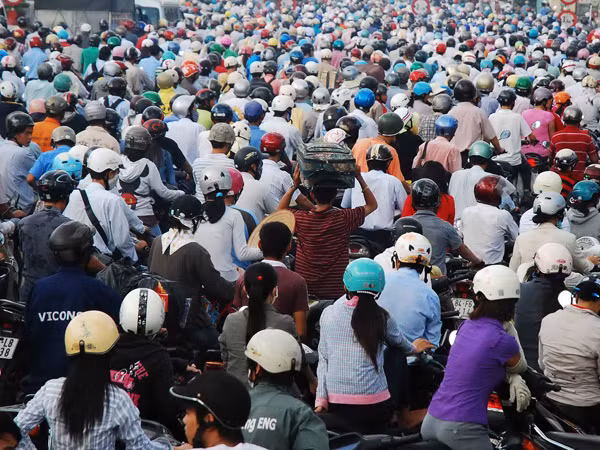 Kẹt xe đang là vấn nạn khiến cử tri TPHCM bức xúc, đề nghị thực hiện giải pháp bố trí lệch giờ, lệch ca. Ảnh: LT