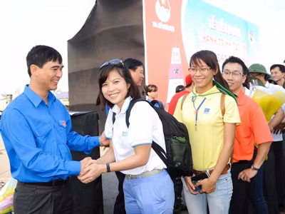 Doanh nhân ra biển, sinh viên ra đảo