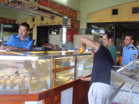 Đi xe đạp, dùng gạch cướp tiệm vàng