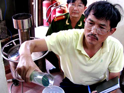 Bắt quả tang vụ gắn chíp để 'ăn bớt' xăng