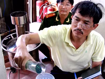 Bắt quả tang vụ gắn chíp để 'ăn bớt' xăng