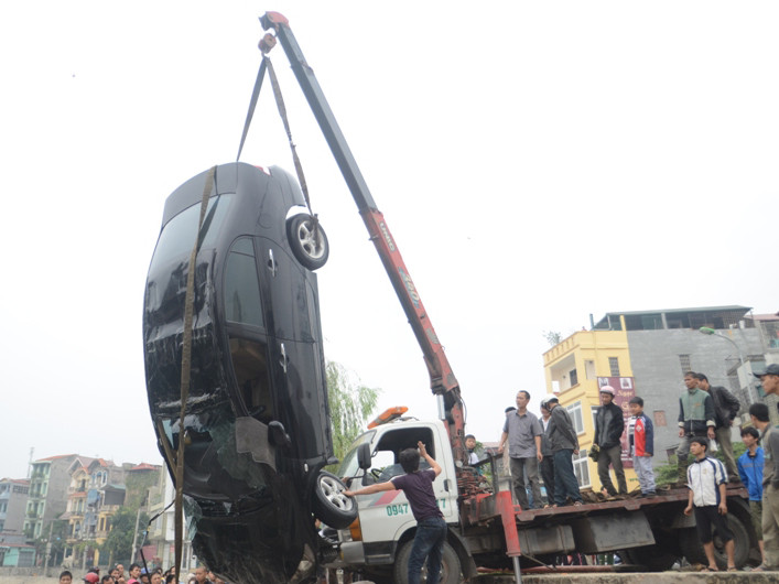 Ô tô 'tắm' hồ, chủ xe kêu cứu ầm ĩ