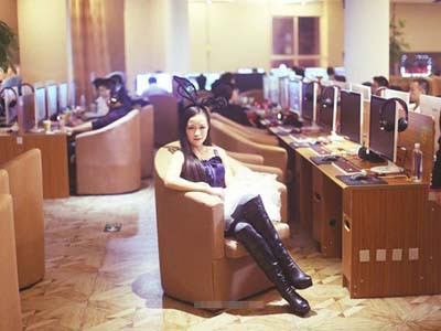 Quán net VIP có nữ tiếp viên sexy phục vụ