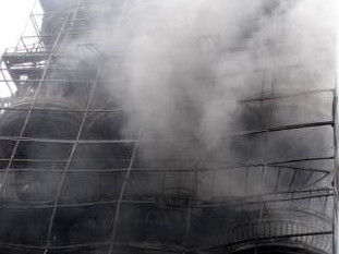 Cháy lớn thiêu rụi siêu thị quần áo trẻ em