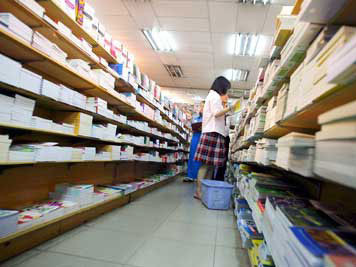 Không thể thay ngay toàn bộ chương trình và SGK